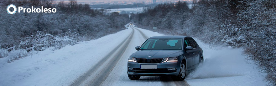 Автомобіль Skoda на зимовій дорозі з снігом — важливість перевірки глибини протектора | Prokoleso